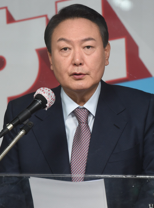 26일 윤석열 국민의힘 대선 후보가 서울 여의도 당사에서 '상식 회복 공약-성장과 복지의 선순환' 관련 기자회견을 하고 있다. 국회사진기자단=연합뉴스.